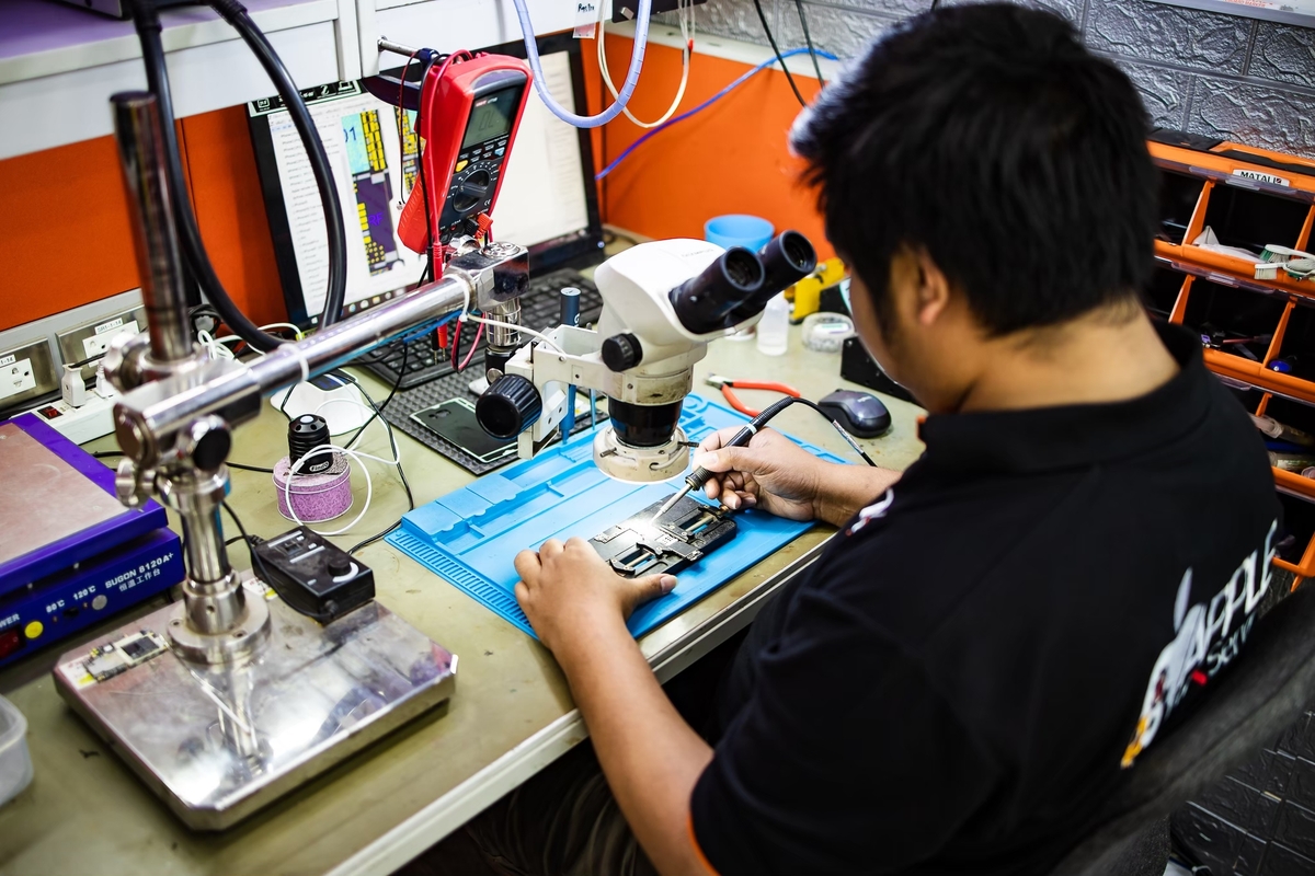 ช่างซ่อมบอร์ด